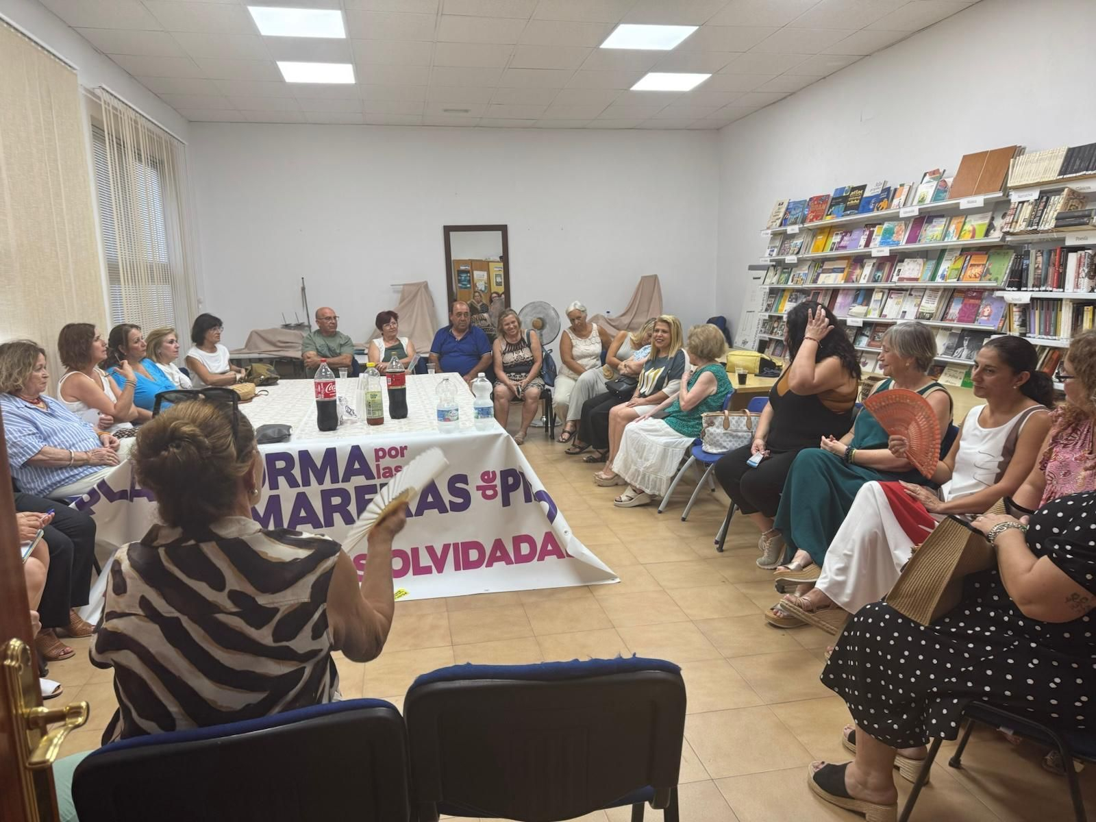Un momento de la reunión de 'Las grandes olvidadas' con la diputada Mamen Sánchez.