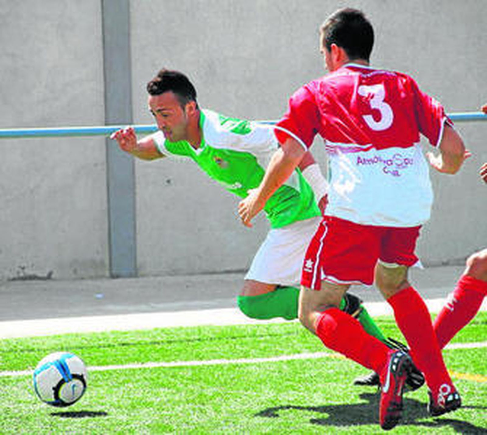 Un jugador de Los Cortijillos intenta marcharse de un conileño.