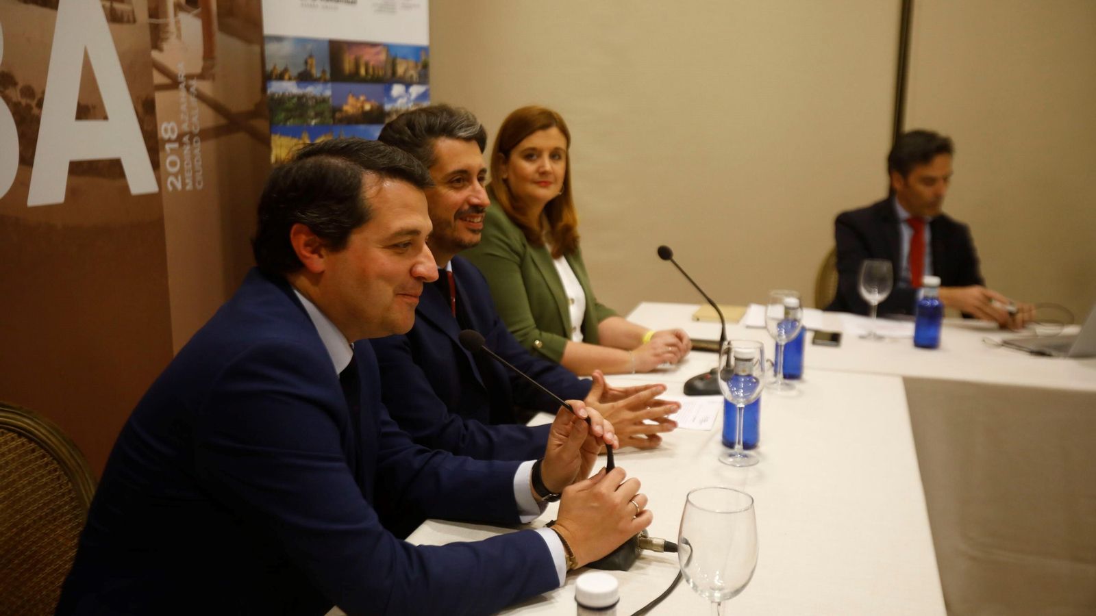 Un momento durante la reunión. Un momento durante la reunión.