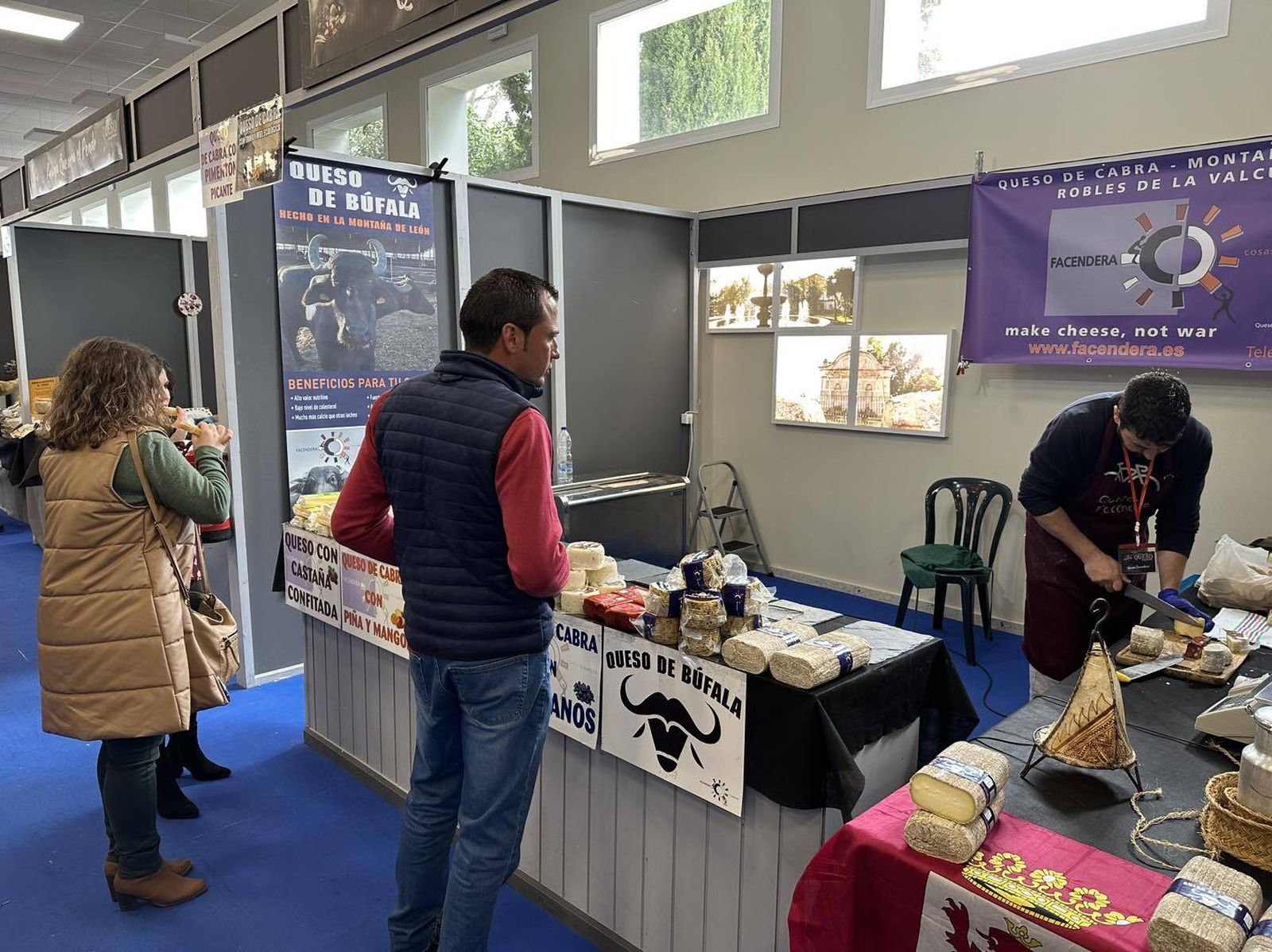 Un recorrido en imágenes por la Feria del Queso de Los Pedroches en Hinojosa del Duque