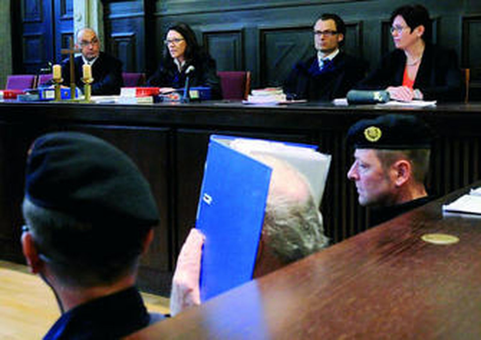El monstruo de Amstetten se cubre la cara con un archivador durante la primera sesión del juicio.