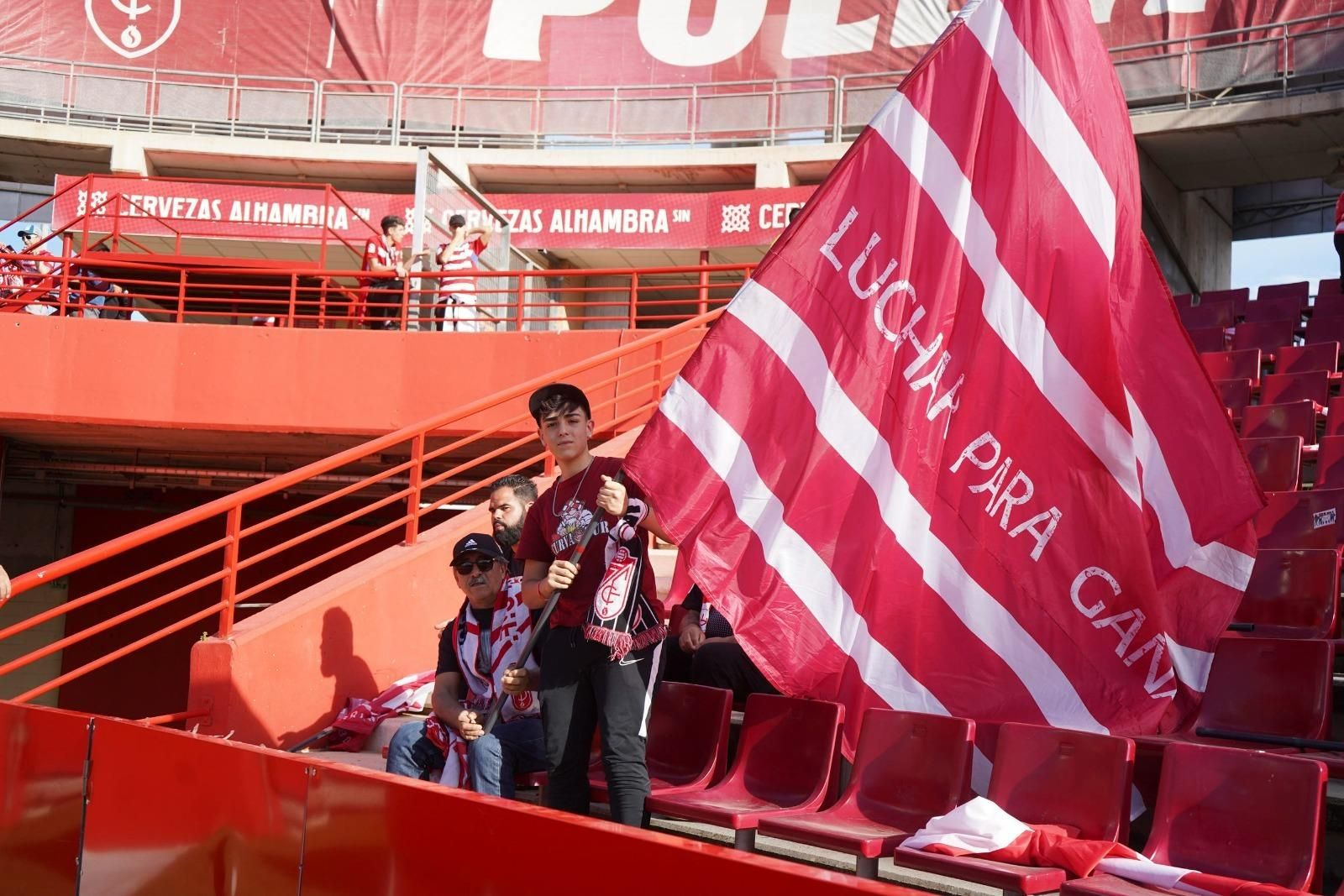 Encuéntrate en la grada en el Granada CF - Real Oviedo
