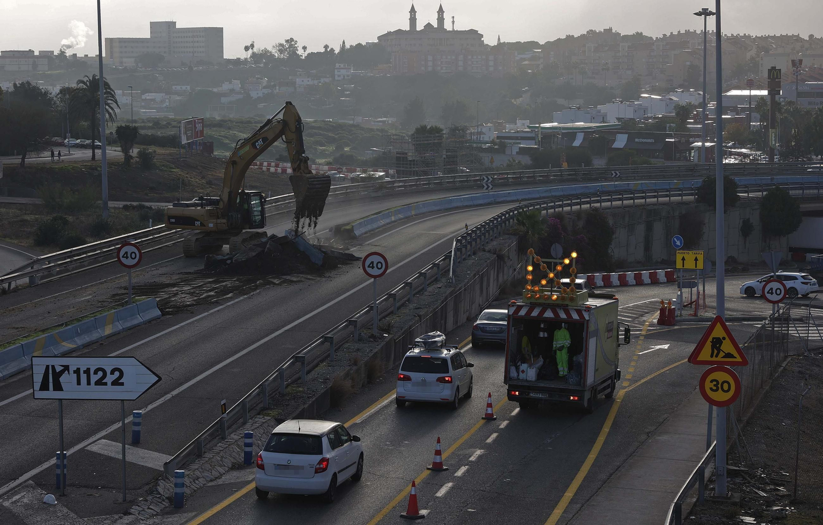 El inicio del derribo del puente de Los Pastores de Algeciras, en imágenes