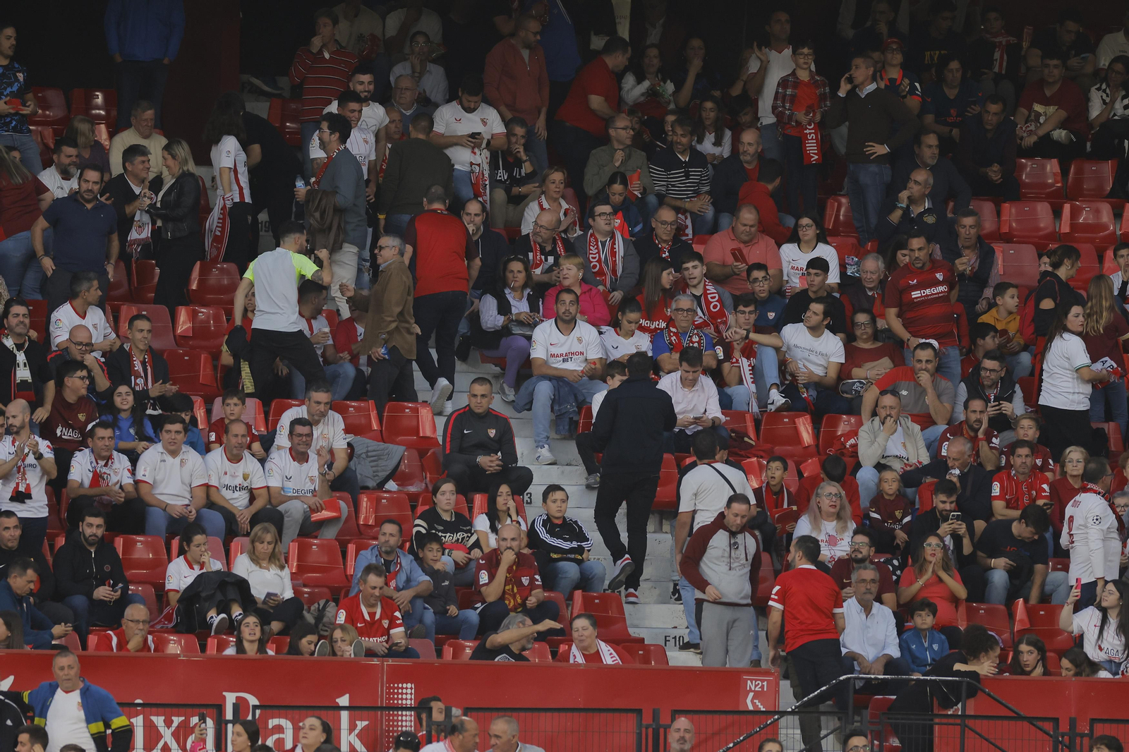 Búscate en las fotos del Sevilla-Betis