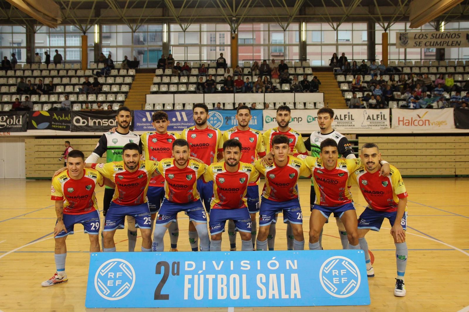Los celestes posan en el centro de la pista antes del comienzo de un encuentro de esta temporada fuera de casa.