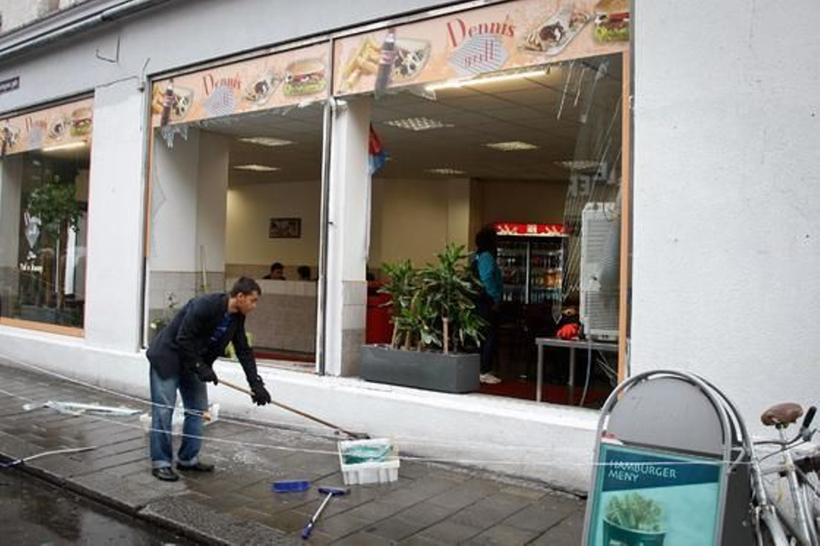 Dos ataques sacuden la capital noruega, el primero con un coche bomba en el centro de la ciudad y el segundo en un campamento juvenil.

Foto: AFP Photo