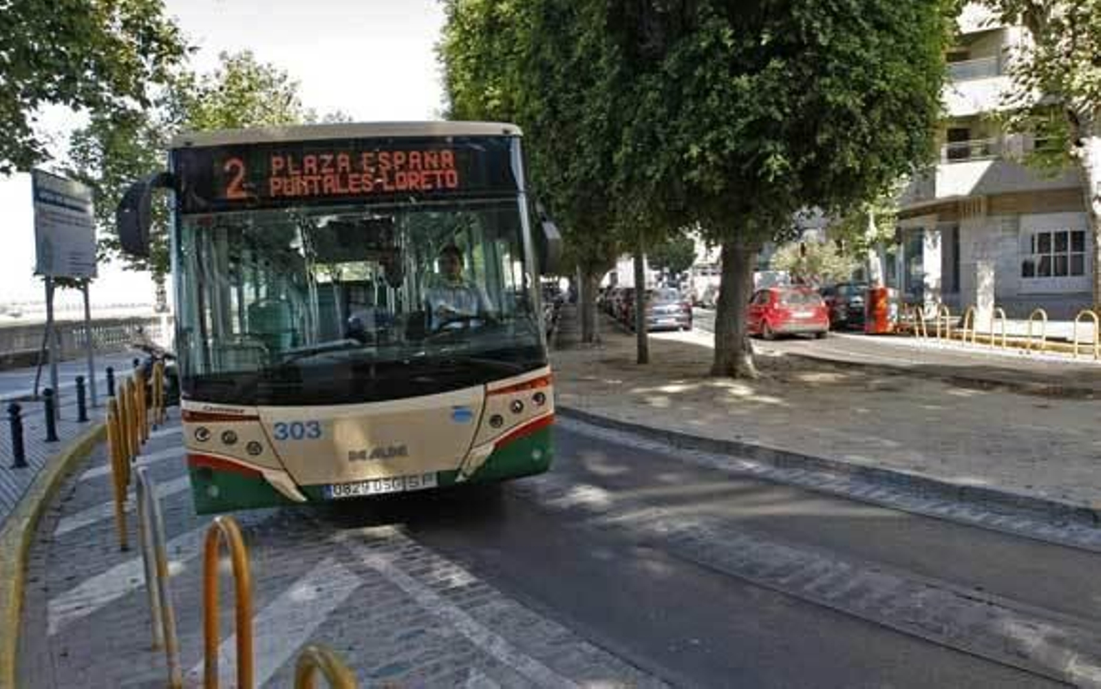 Un autobús urbano de la línea 2 circulando por la Alameda Apodaca. /Fito Carreto