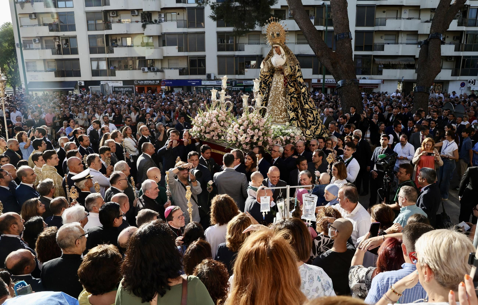 Regreso de la Esperanza de Triana a su paso por el Hospital Infantil del Virgen del Rocío