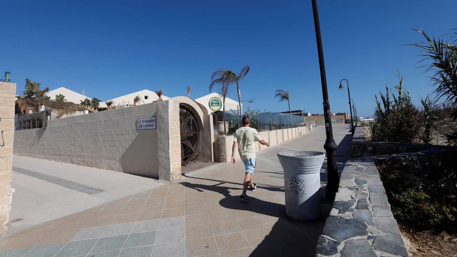 El paseo marítimo de Tarifa, con las naves de La Tarifeña al fondo. El paseo marítimo de Tarifa, con las naves de La Tarifeña al fondo.