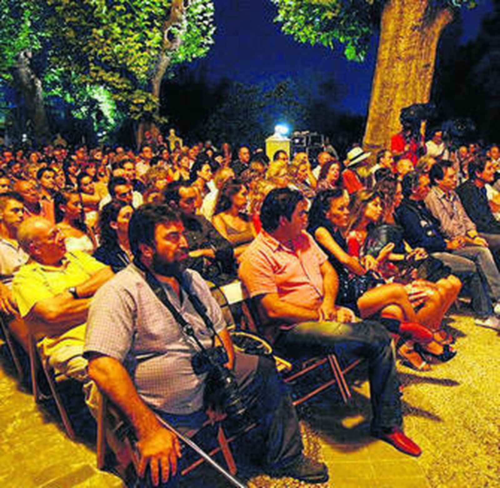 Varias imágenes del acto en recuerdo a Enrique Morente que se celebró ayer dentro del ciclo Poesía en el Laurel.
