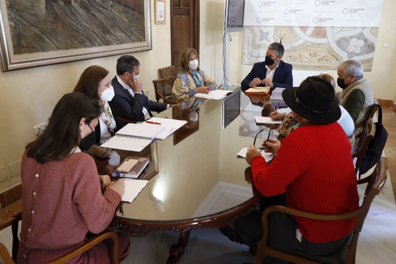 La reunión sobre el futuro centro de salud de Rota se ha celebrado en el Palacio Municipal Castillo de Luna.