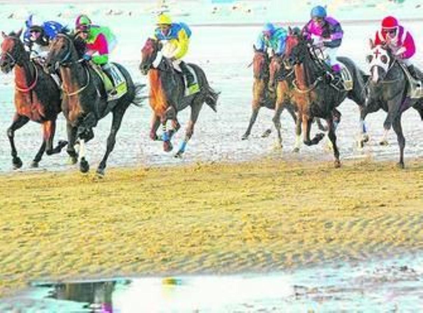En la imagen, un momento de la carrera de caballos del pasado año en las playas de Sanlúcar.