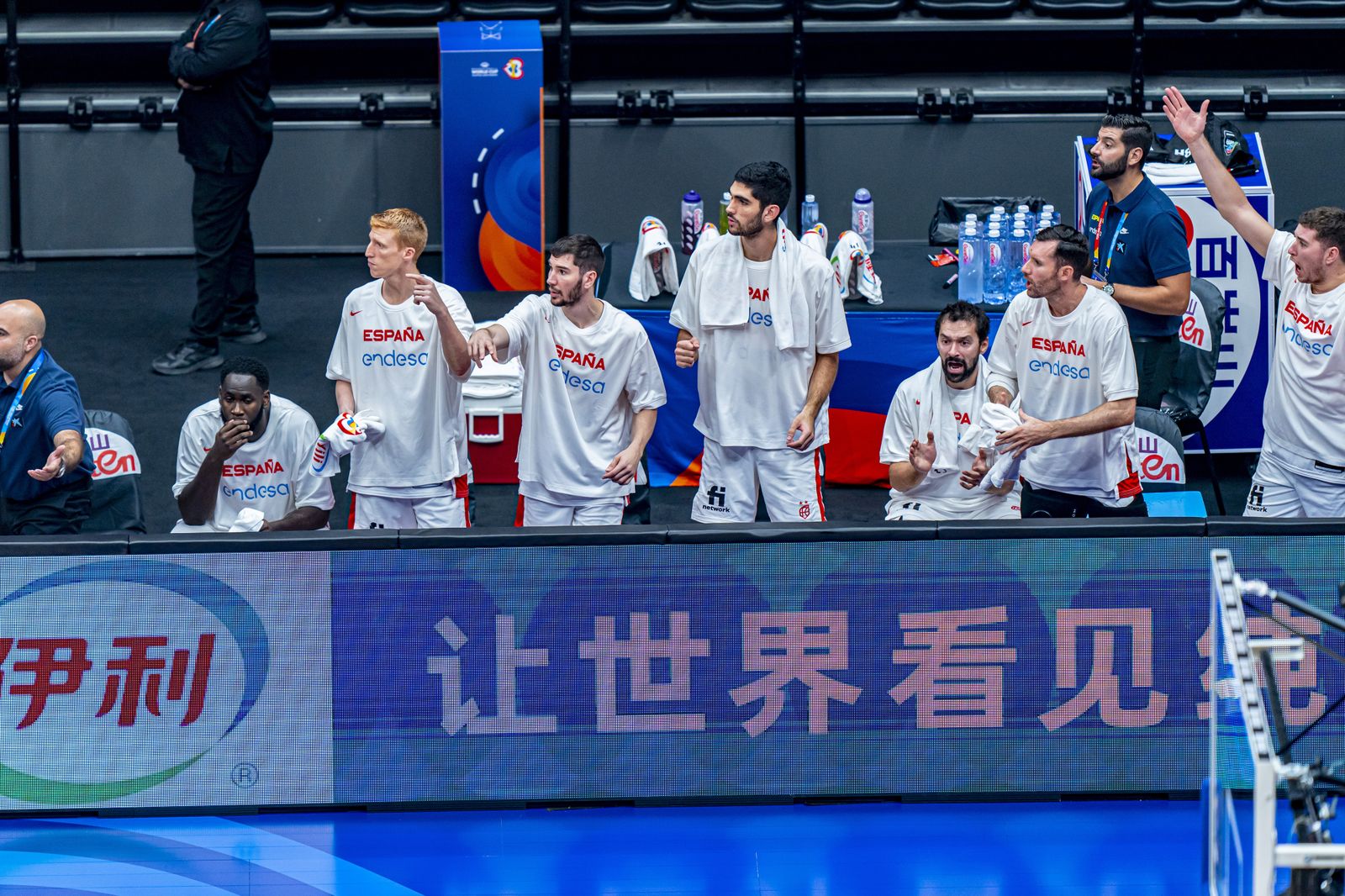 El banquilo español celebra una canasta.