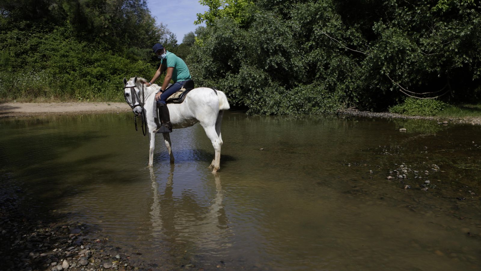 Imágenes de un viernes de Rocío sin romería