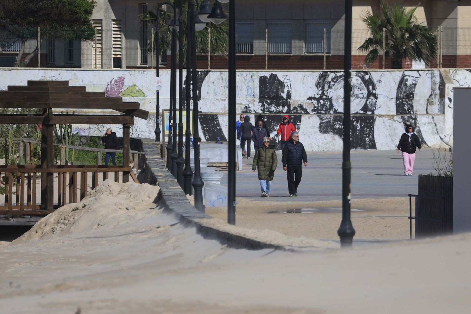 Las fotografías del paseo marítimo de Los Lances tras la borrasca Oriana