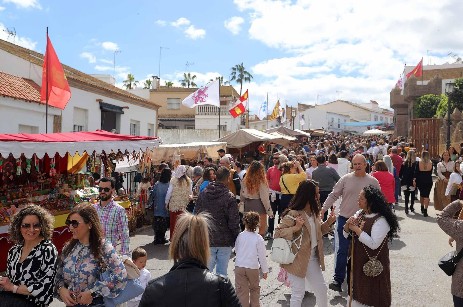 Imágenes del gran ambiente en la Feria Medieval de Palos de la Frontera, Huelva