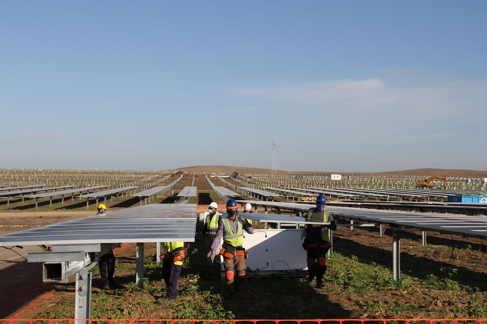 Trabajos de construcción de una planta fotovoltaica de Endesa en Carmona, en Sevilla.