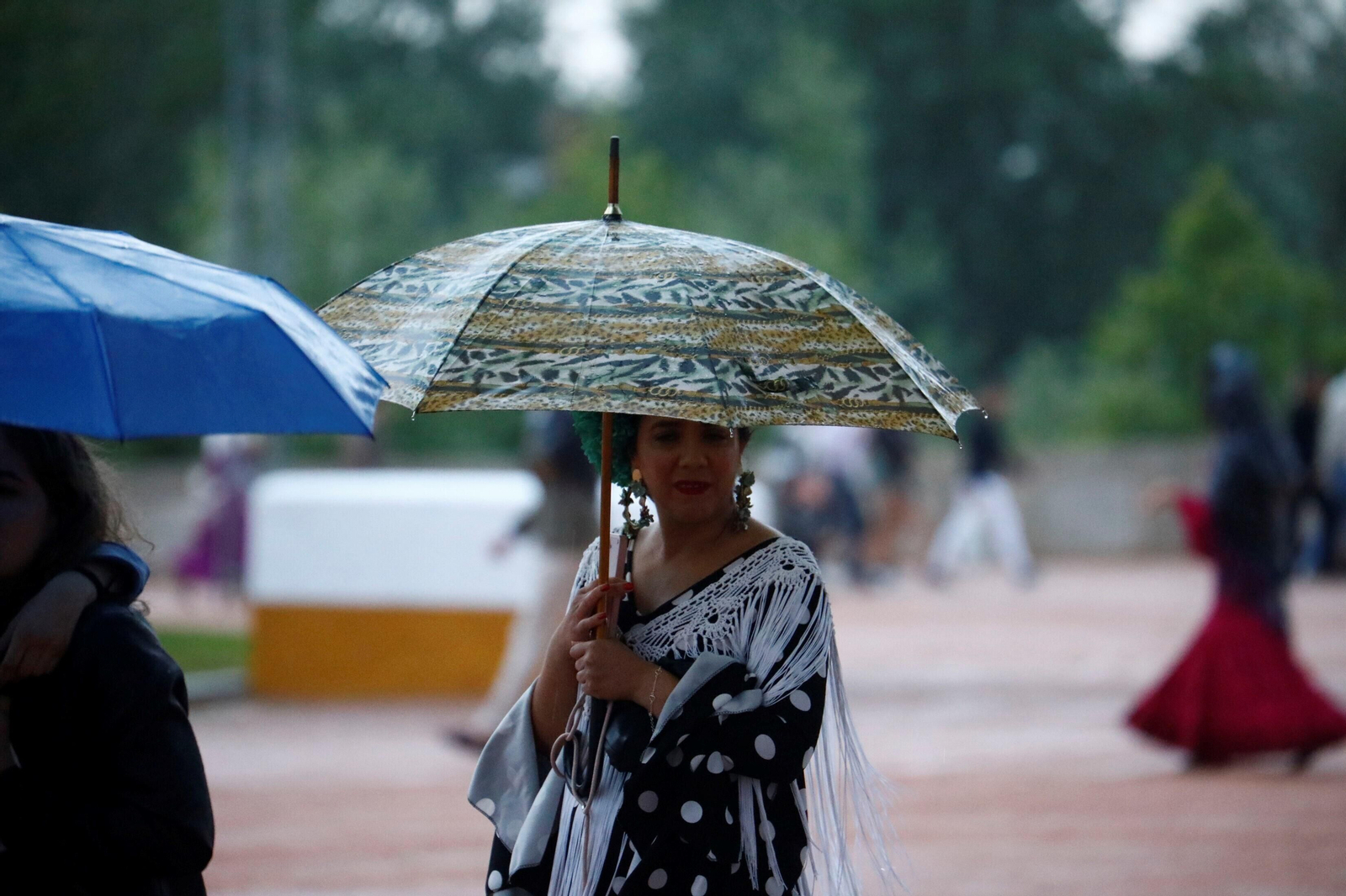 La intensa lluvia de este sábado en la Feria de Córdoba, en imágenes