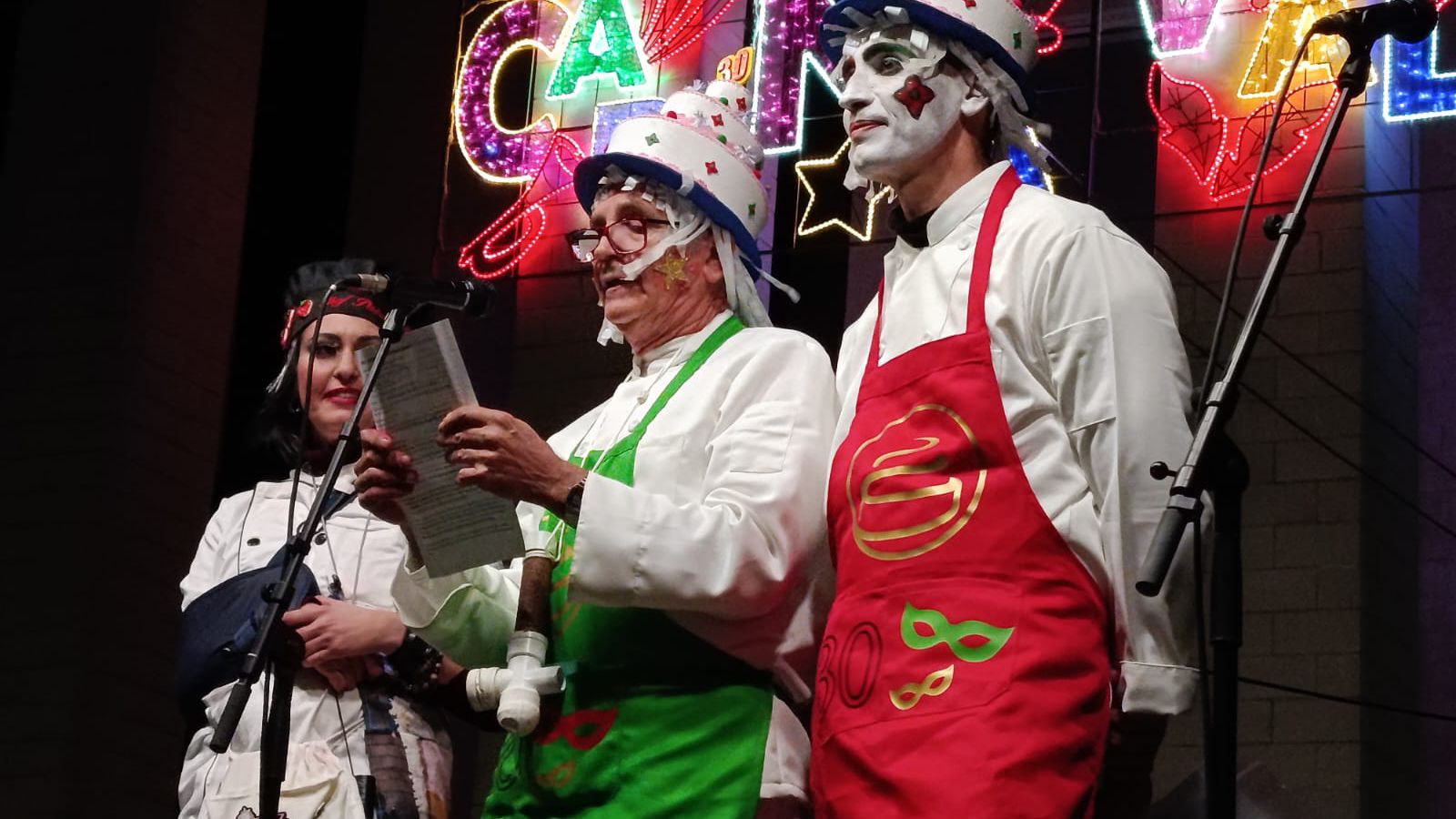 González Boy junto a dos de sus hijos durante el pregón