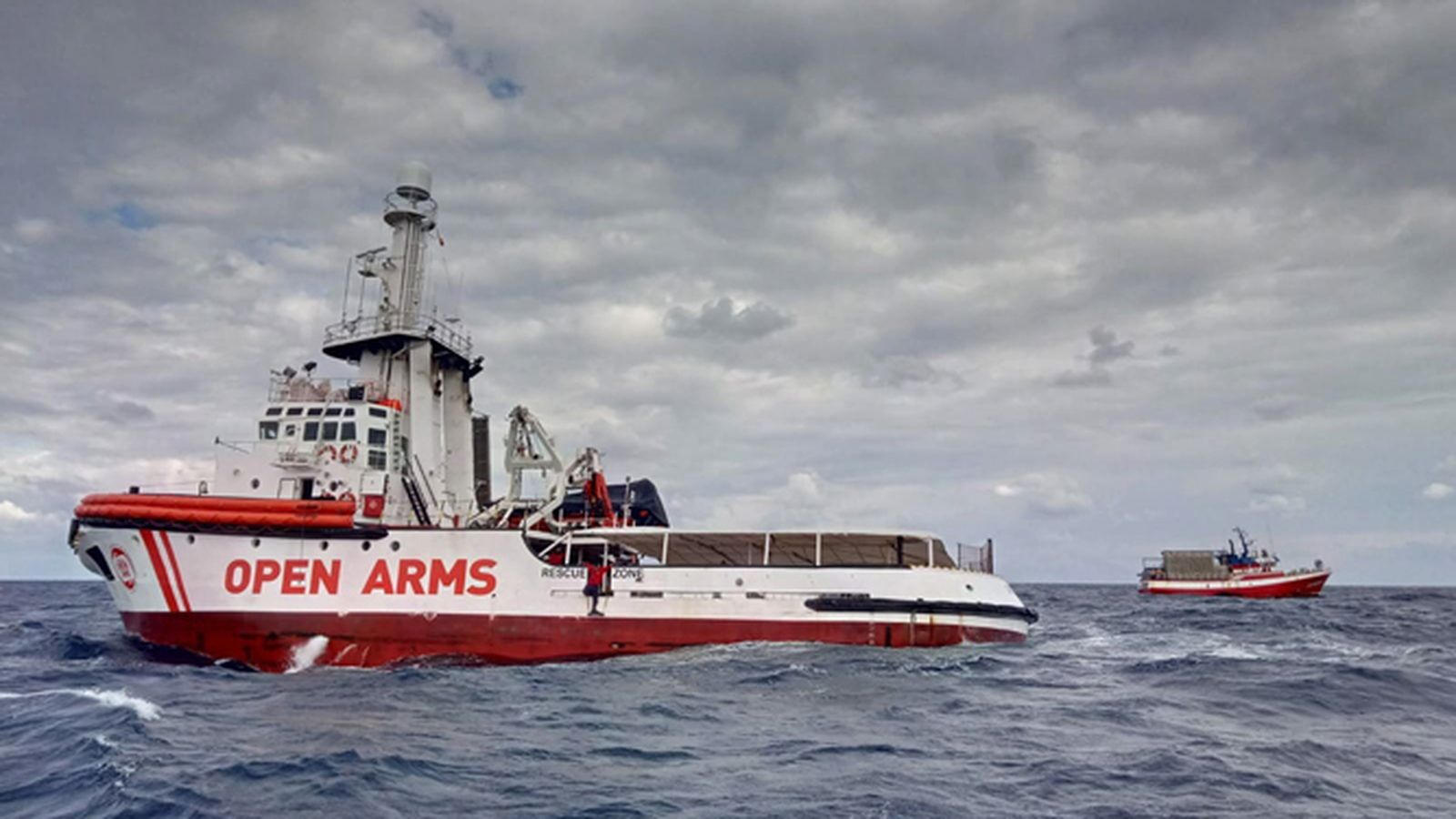 El navío de Open Arms escolta al pesquero alicantino 'Nuestra Madre de Loreto'.