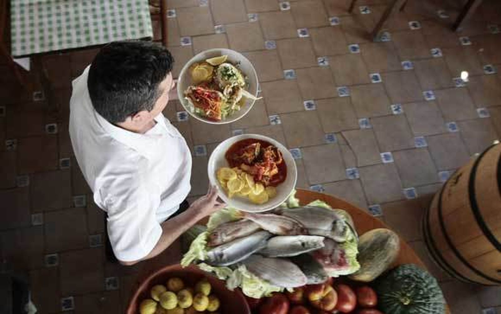 Un camarero en un establecimiento de El Puerto. /Fito Carreto