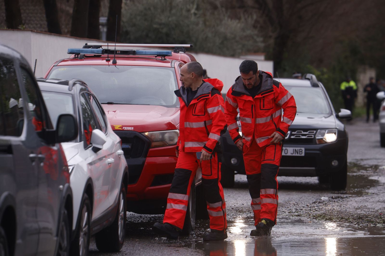 Los vecinos de Guadalvalle desalojan sus parcelas por la crecida del Guadalquivir, en imágenes