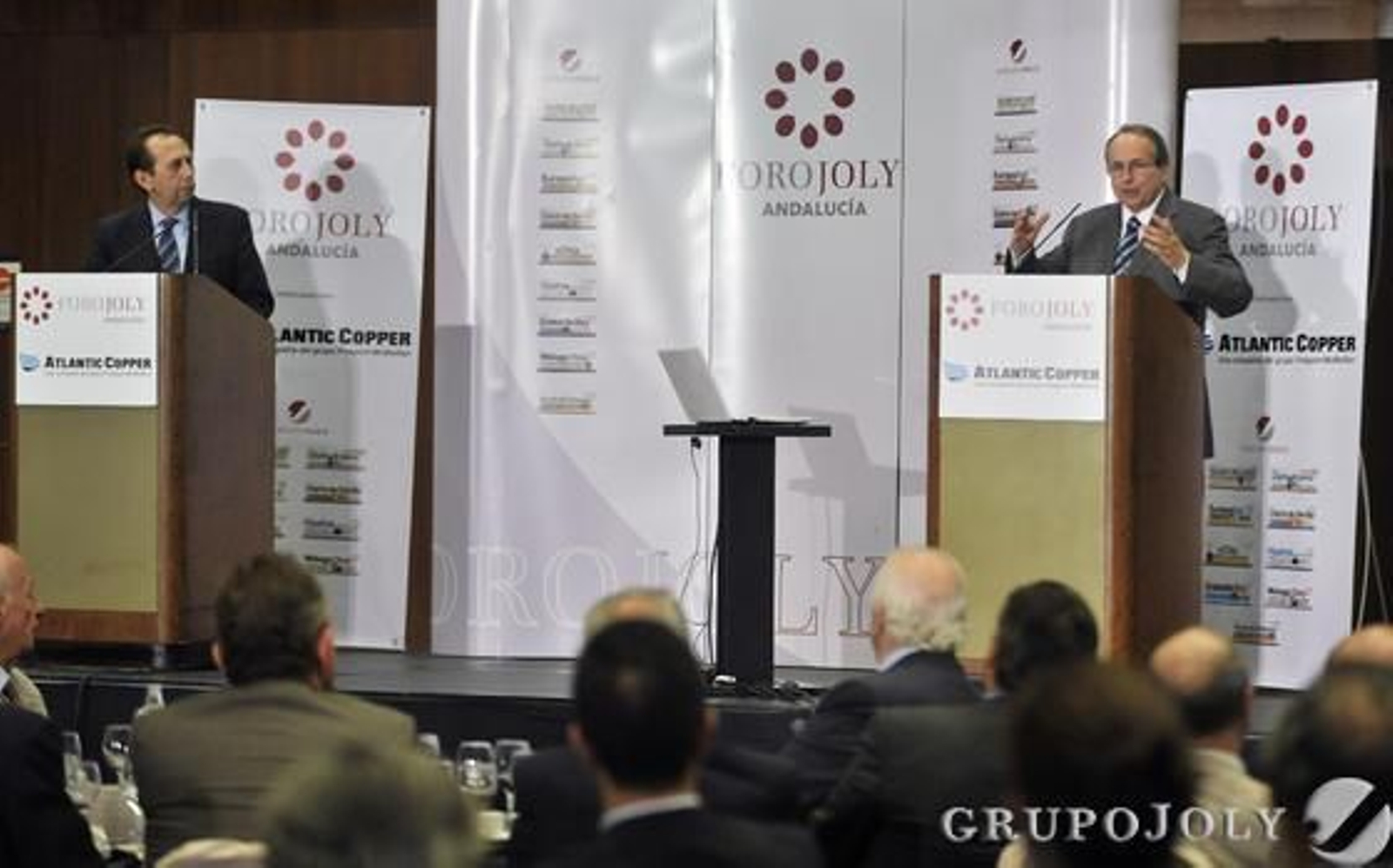 José Antonio Carrizosa, director de publicaciones de Grupo Joly y 'Diario de Sevilla' y Juan José Toribio, profesor emérito de Economía del IESE. / Fotos: Juan Carlos Vázquez y Belén Vargas