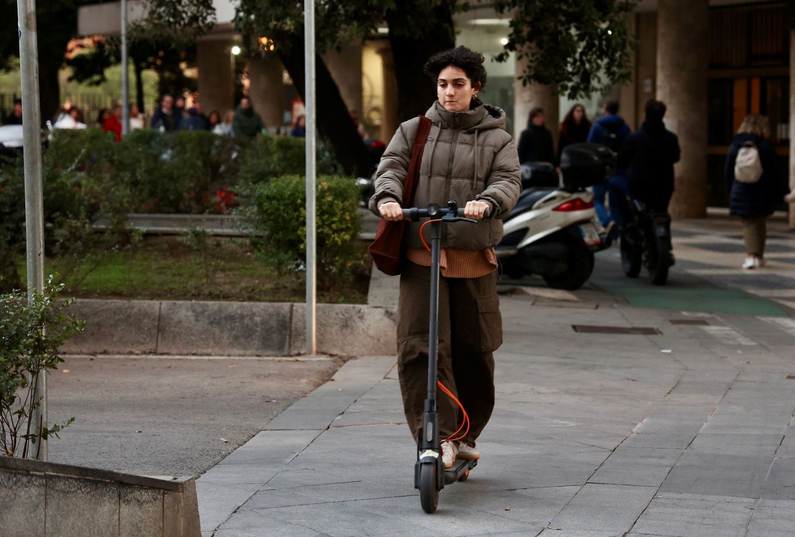 Una usuaria de patinete por el barrio de Los Remedios en Sevilla