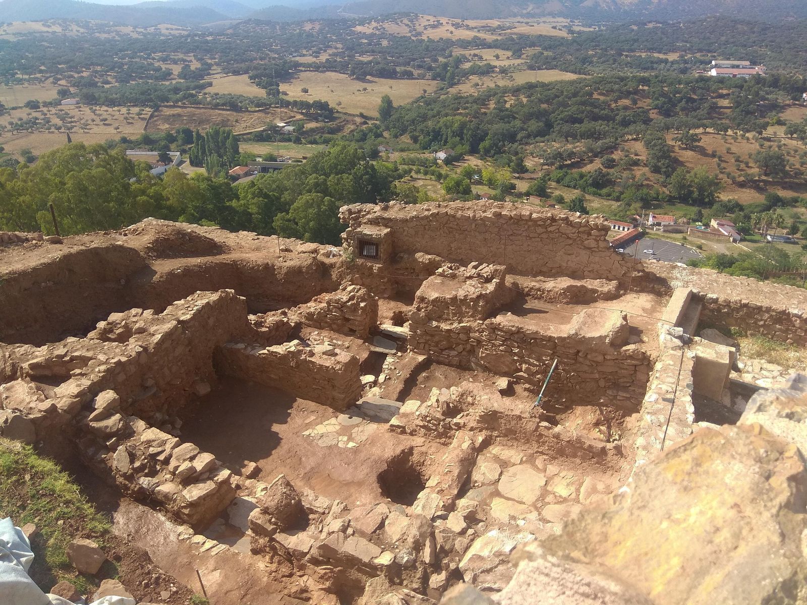 Vista general de la vivienda almohade aparecida en las excavaciones de este verano en el flanco sur del castillo de Aracena.