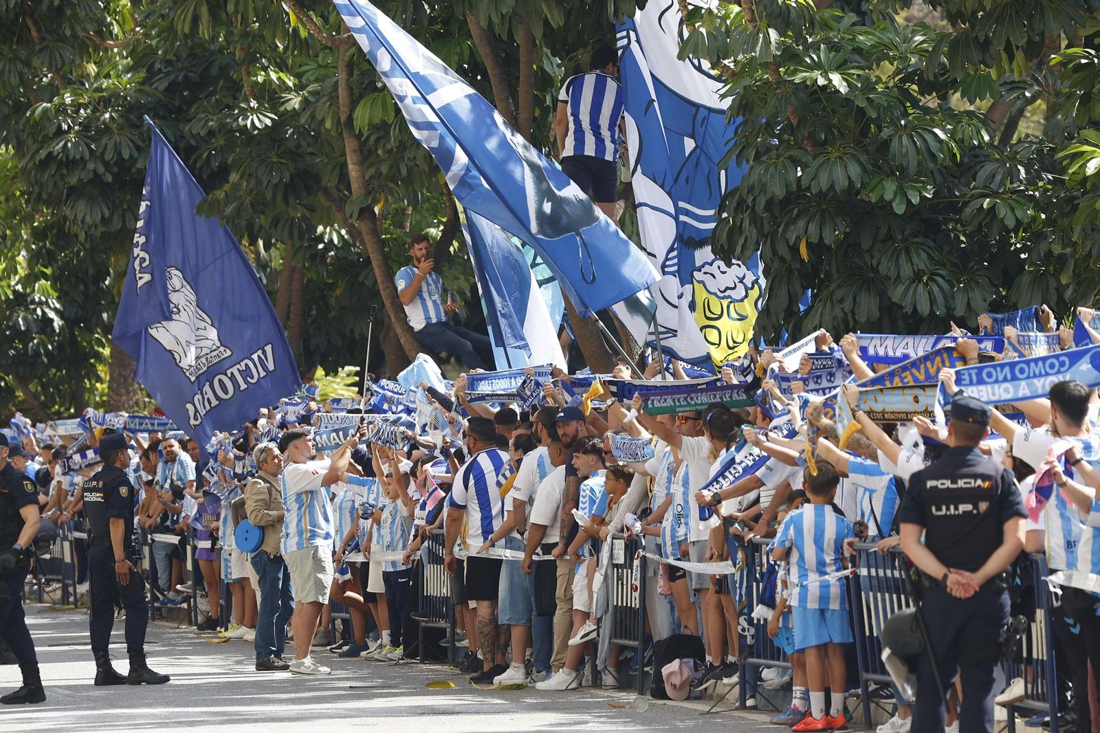 Búscate en las fotos del tremendo recibimiento previo al Málaga CF-Granada
