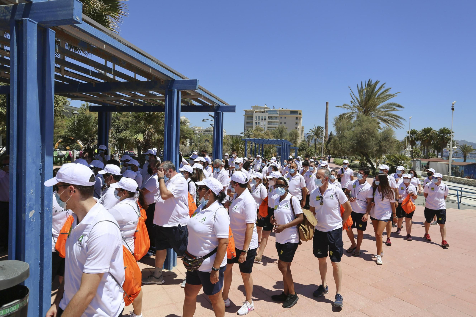 Los vigilantes de la playa en Málaga capital reciben instrucciones.