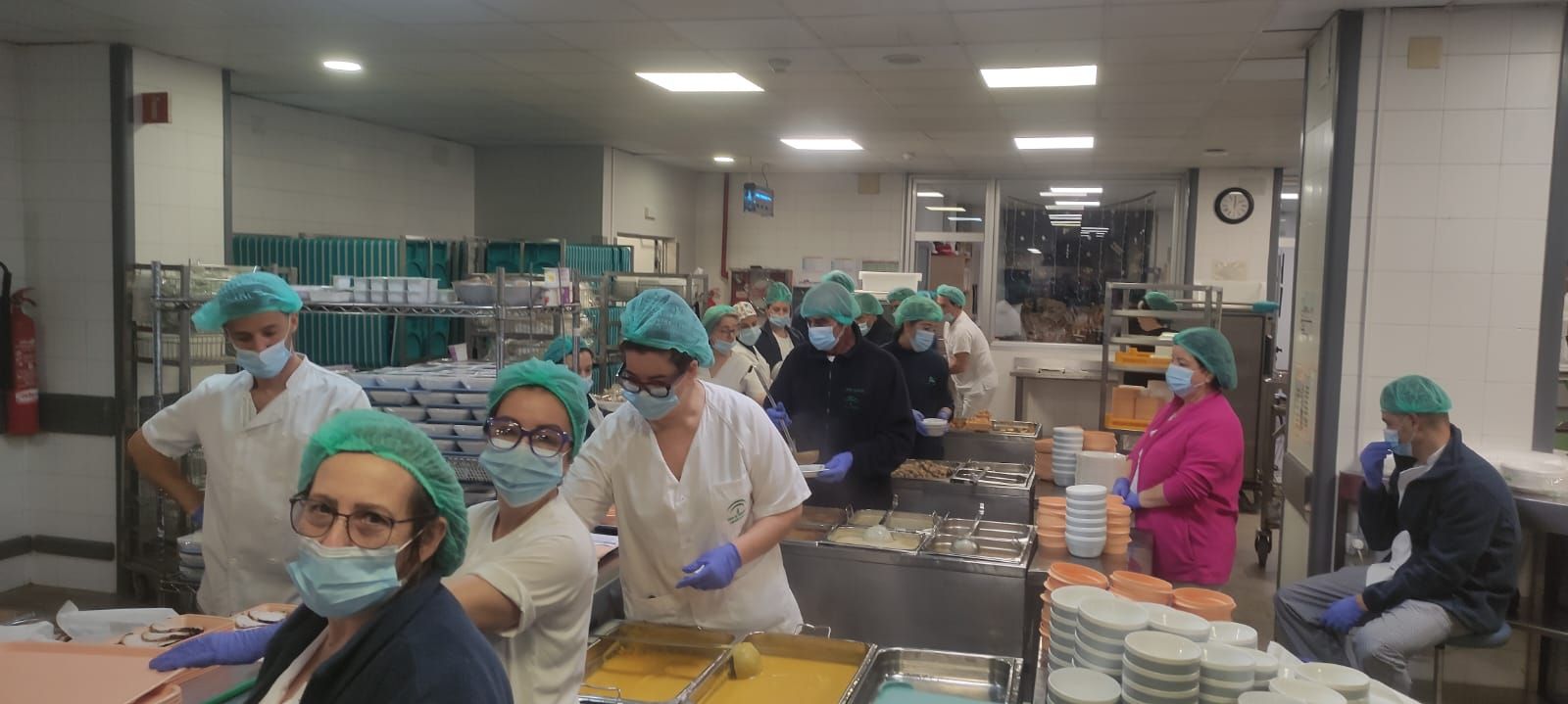 El equipo de Cocina en el hospital Juan Ramón Jiménez preparando los menús especiales de las fiestas navideñas.