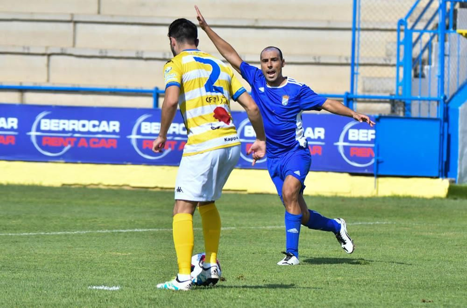 José Vega levanta la mano ante el futbolista del Coria Juanma en una acción del partido de ayer disputado en el Guadalquivir.