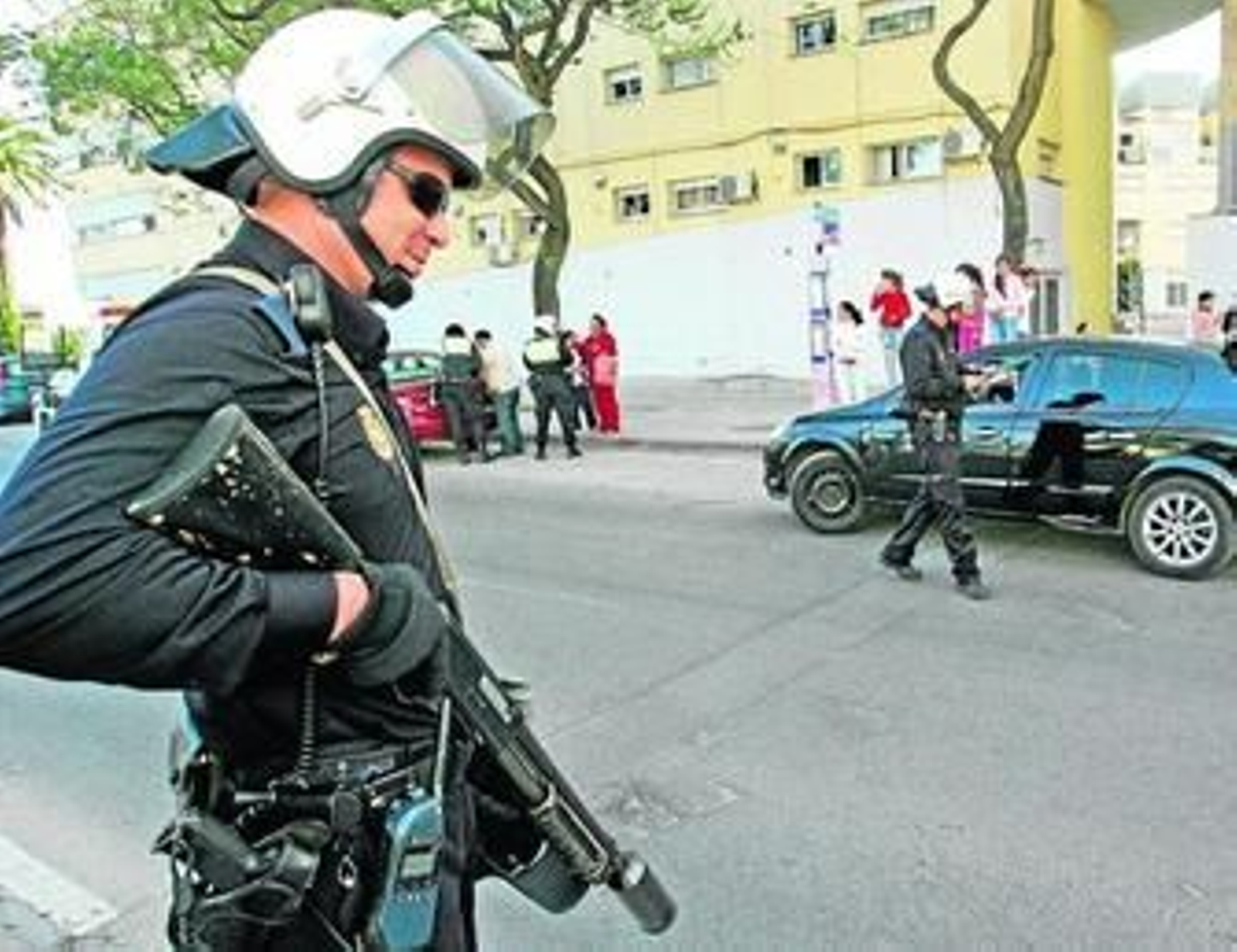 Un agente del Cuerpo Nacional de Policía, armado con una escopeta 'Franchi', en un control desplegado ayer por la tarde en la zona sur de la ciudad.