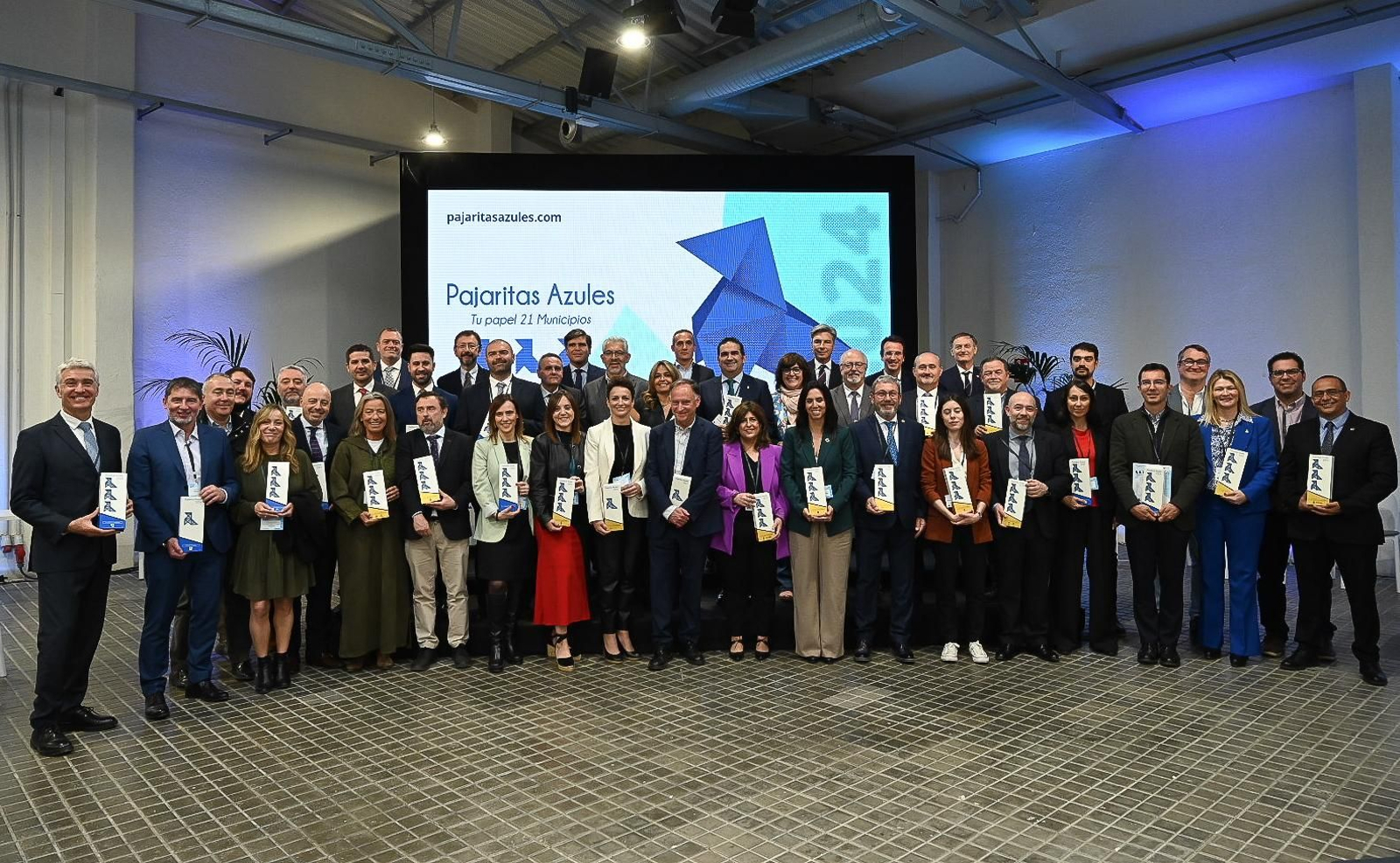 Foto de familia de todos los ayuntamientos que han recibido algún galardón de las Pajaritas Azules. Foto de familia de todos los ayuntamientos que han recibido algún galardón de las Pajaritas Azules.