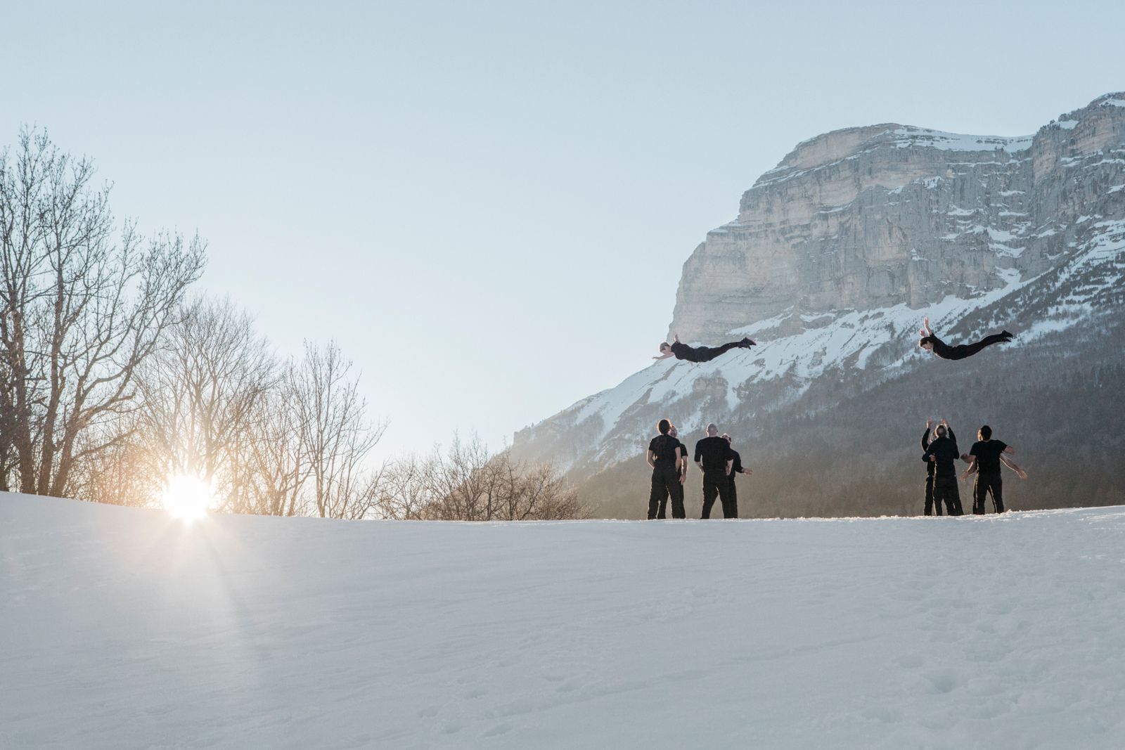Integrantes de la Cia XY durante el proceso creativo de 'Möbius', un espectáculo muy conectado con la naturaleza.