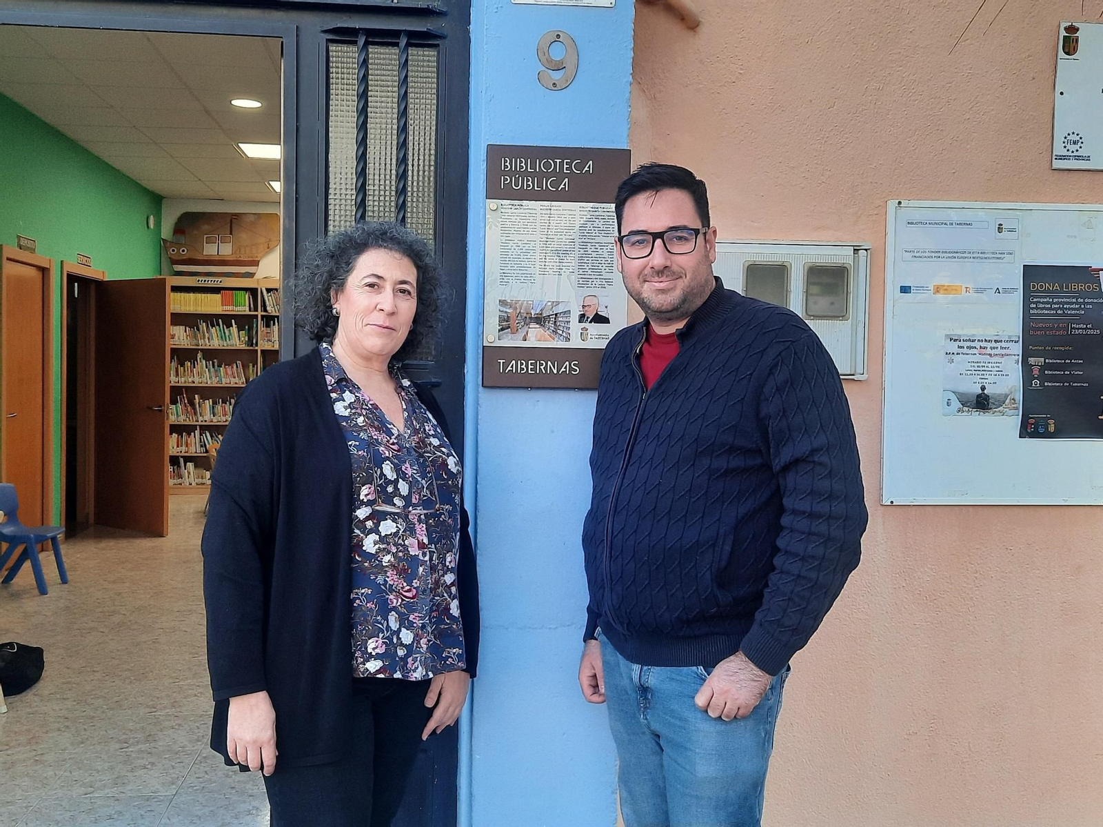 Mercedes Úbeda y José Díaz en la puerta de la biblioteca.