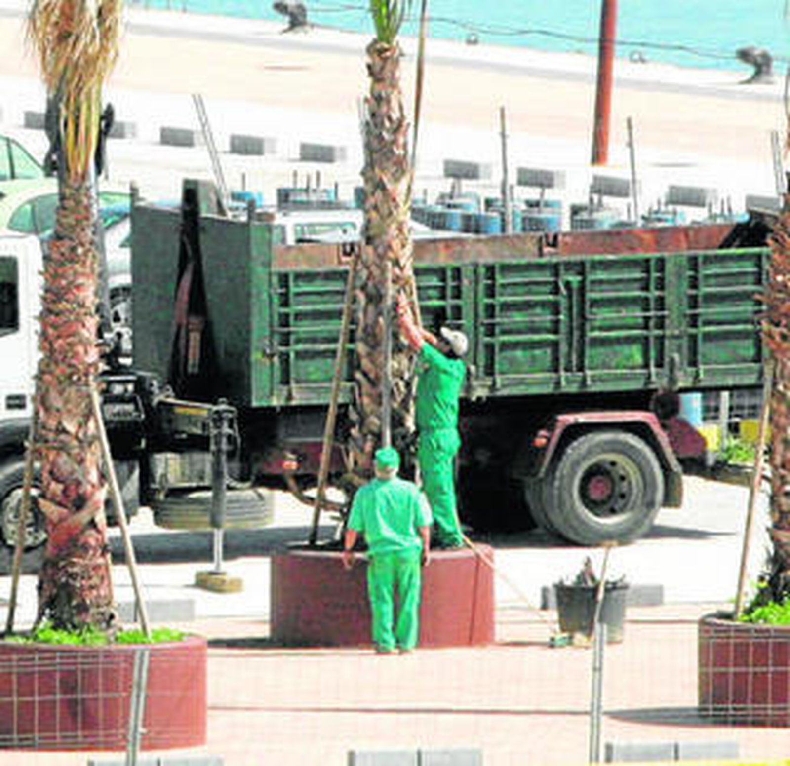 Los operarios de la APBA ultiman los detalles del paseo, ayer.