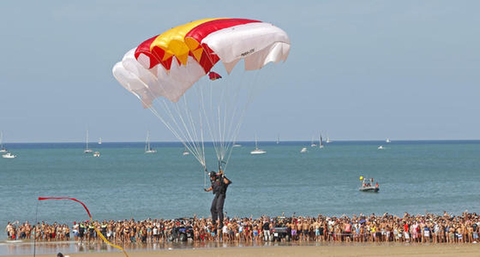 190.000 personas disfrutan del III Festival Aéreo en la playa de la Victoria. /Foto: Jesús Marín