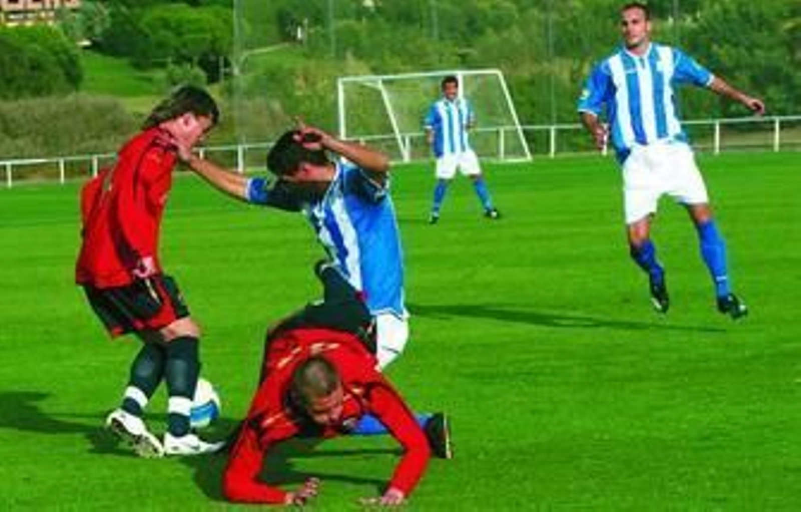 Chiqui derriba a un jugador ruso pero otro rival se lleva el balón.