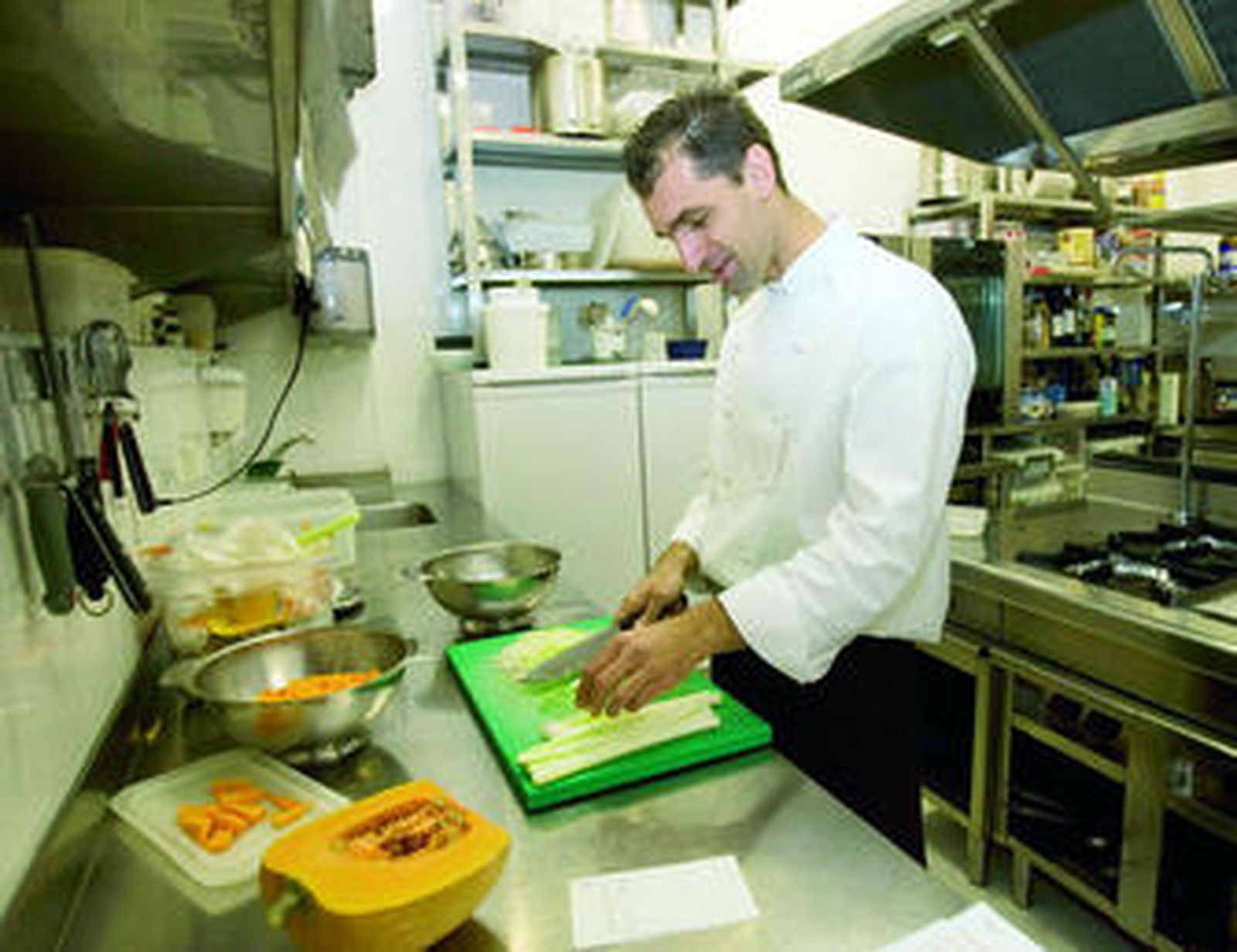 Julio Fernández, del restaurante sevillano Abantal, en pleno trabajo.