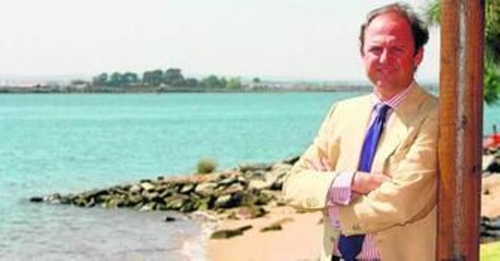 Javier Molina Montes, presidente de Befesa, en la ría del Odiel de Huelva.