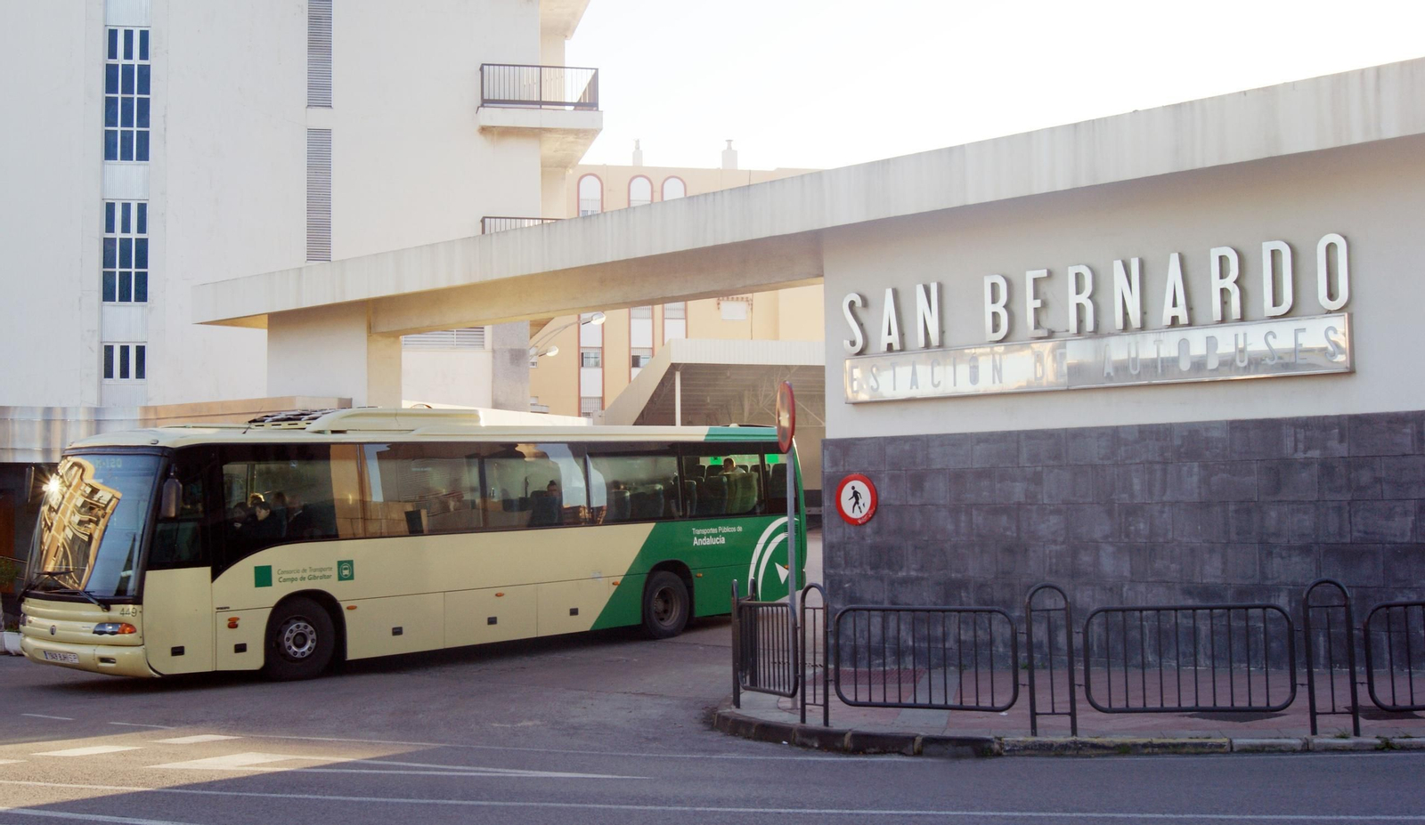 Un autobús del Consorcio del Campo de Gibraltar a su salida de la estación de Algeciras.