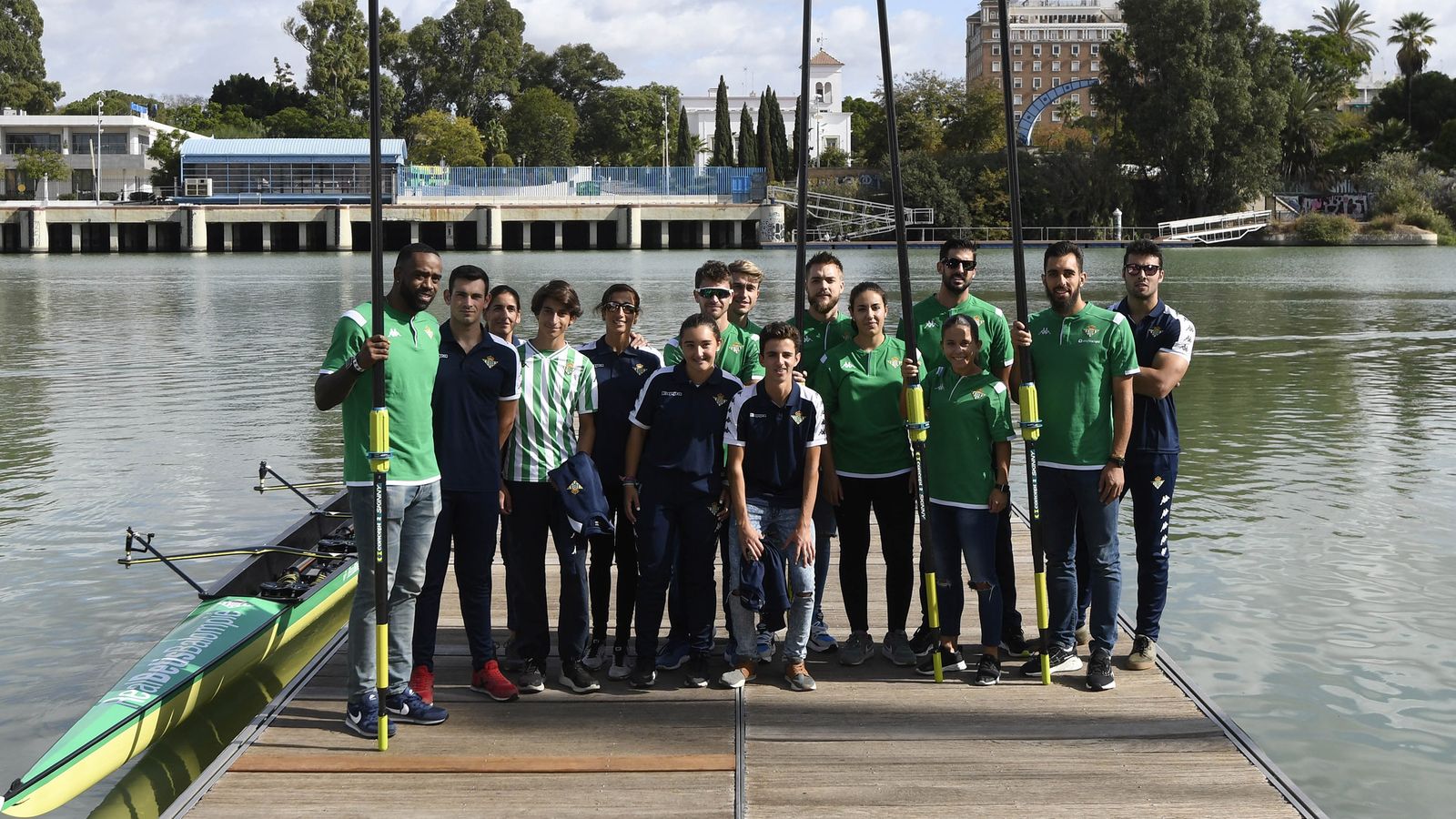 Borja Iglesias posa con miembros de los equipos de remo del Betis.