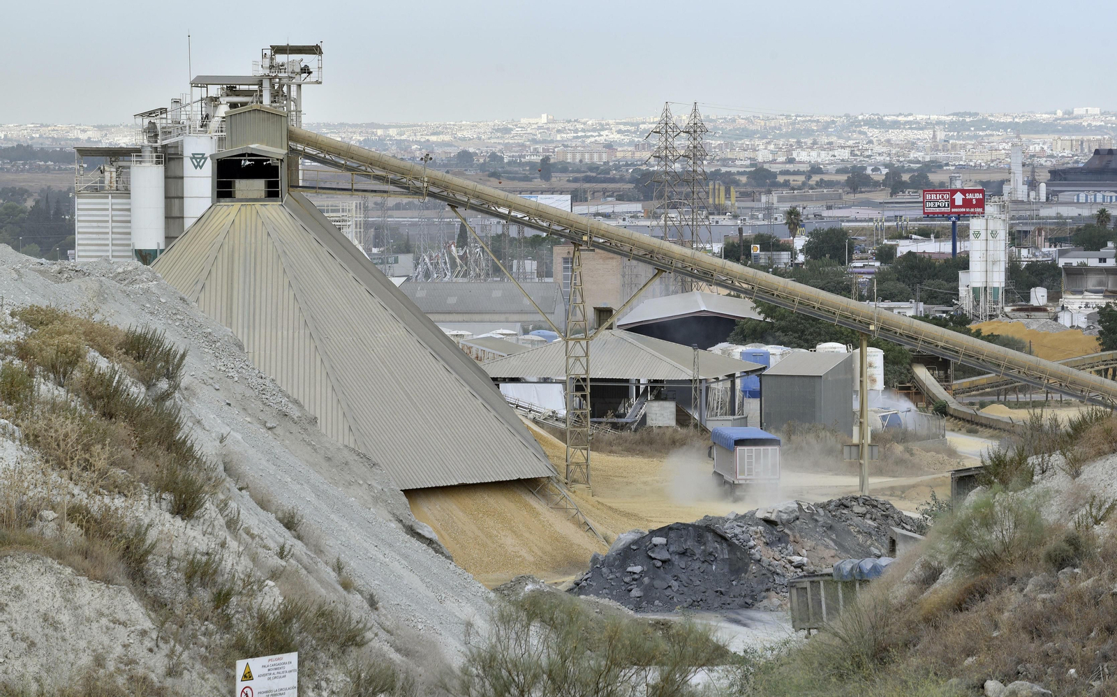 Una perspectiva de la Cementera de Portland Valderribas, ubicada en la A-92, en término de Alcalá de Guadaíra.