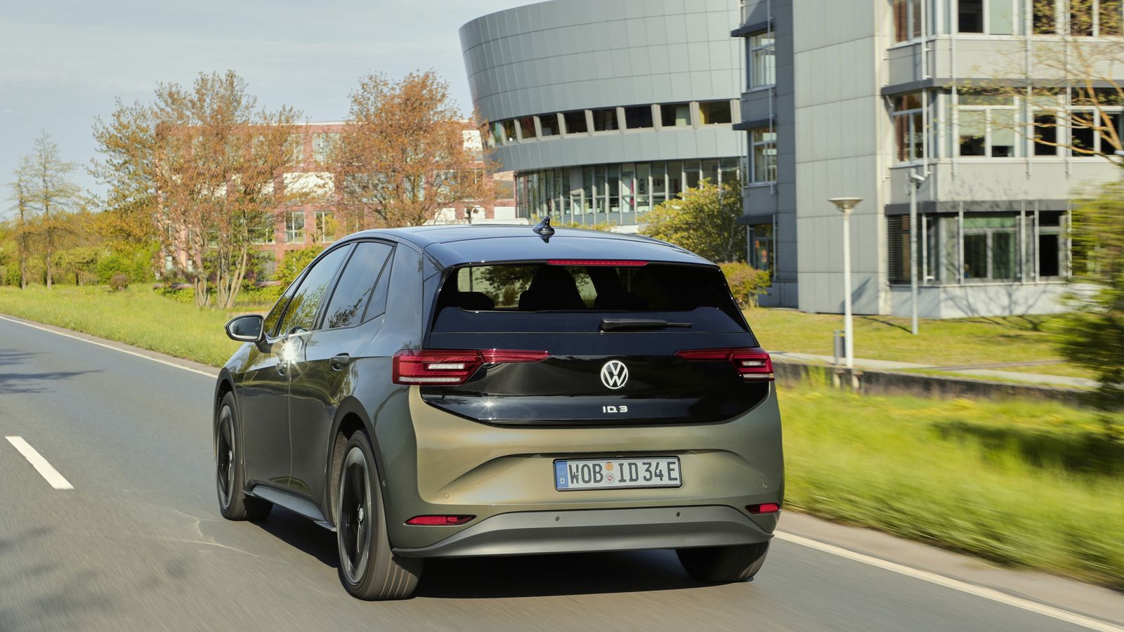 El nuevo ID.3 tiene 4,26 metros de largo, 1,81 metros de ancho y 1,56 metros de alto, al igual que su predecesor. A su gama de colores se suma este Dark Olivine Green.