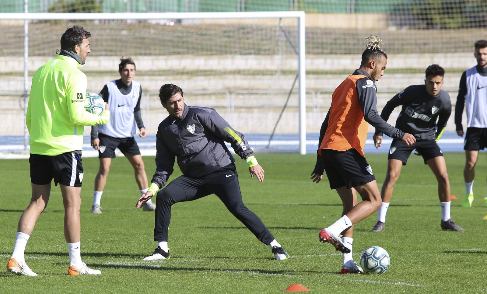 Adrián, Renato Santos y Lombán pisan césped