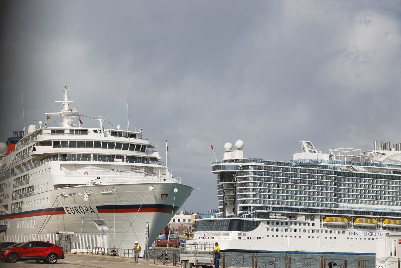 Dos cruceros atracados en el Puerto de Cádiz.