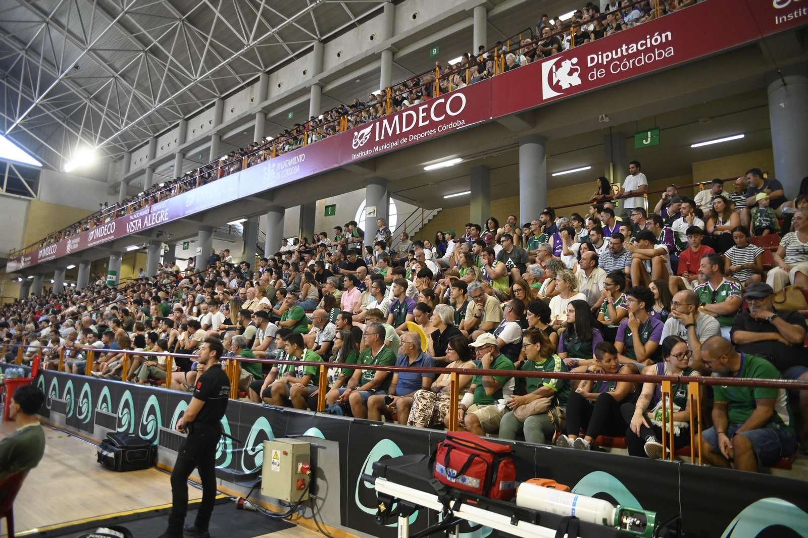 Las mejores fotos del ambiente en Vista Alegre para el Unicaja - Covirán Granada de la Copa de Andalucía de baloncesto