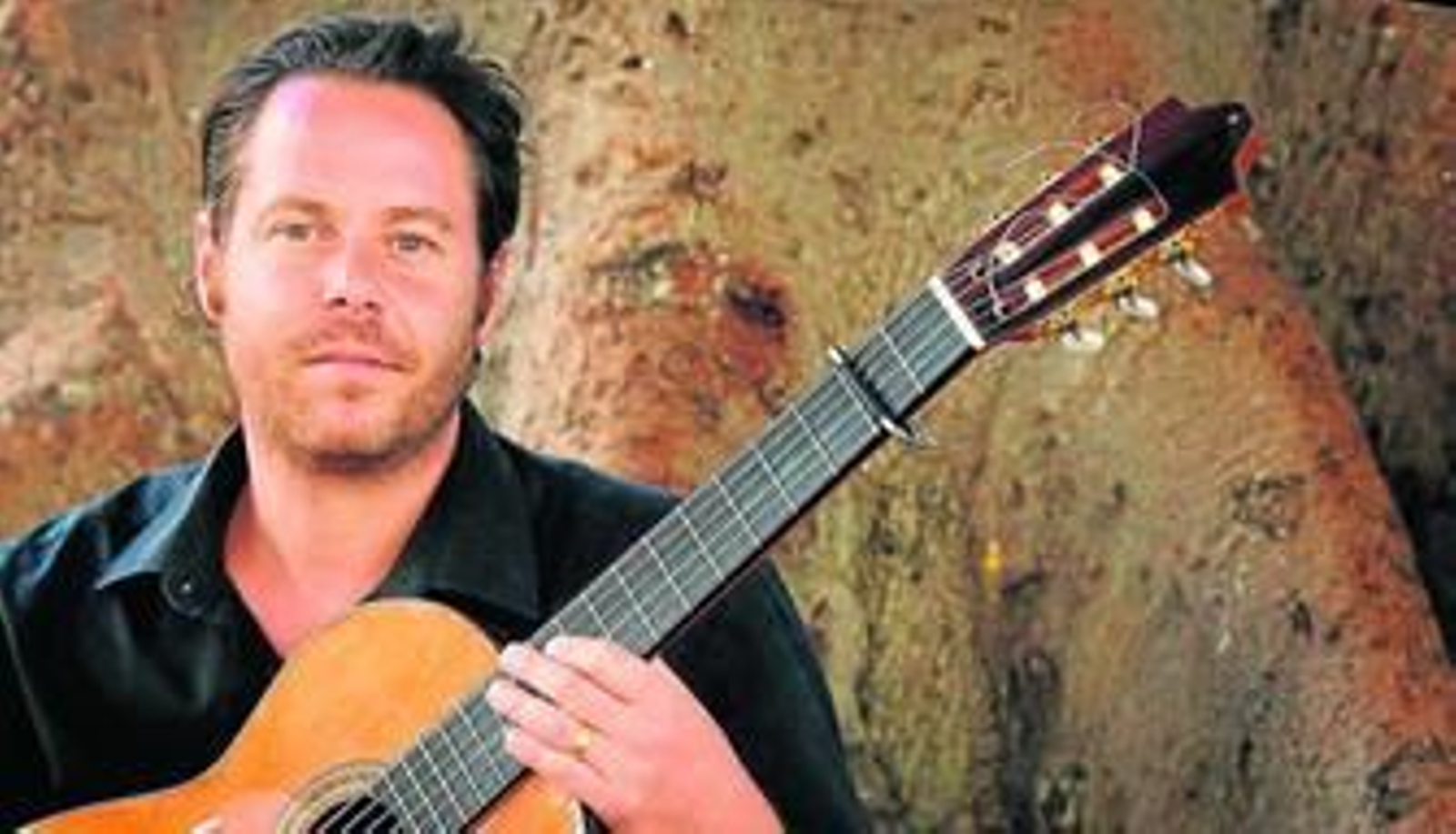 Camilo, fotografiado junto a su inseparable guitarra, el pasado martes, en la 'placita del banco'.